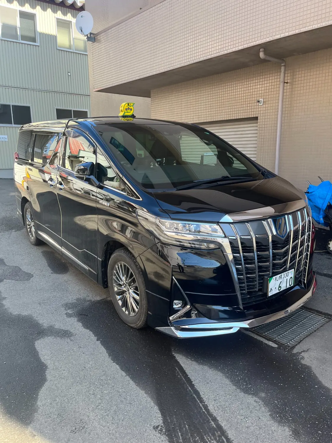 Alphard Executive Lounge, exterior side view