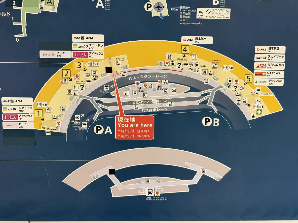 国内線ターミナル1階の案内図（到着口1〜5とバス・タクシーレーン）