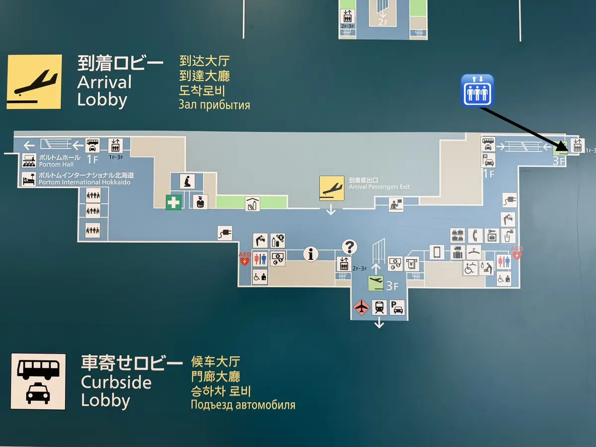 国際線ターミナル2階の到着ロビー案内図（1階へ降りるエレベーター）