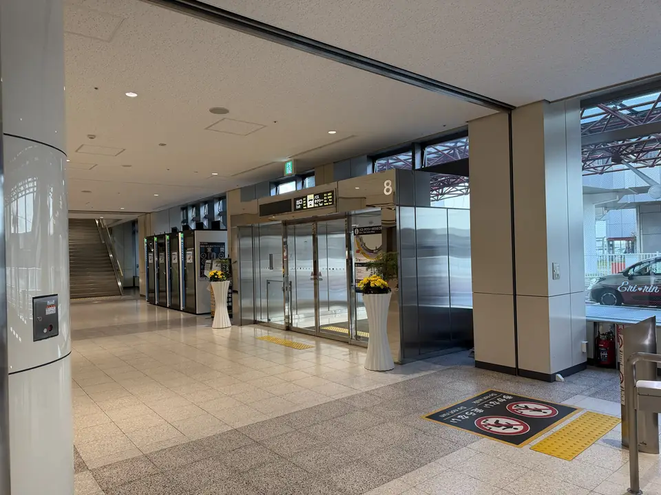 JAL側到着口から屋外へ出る出口