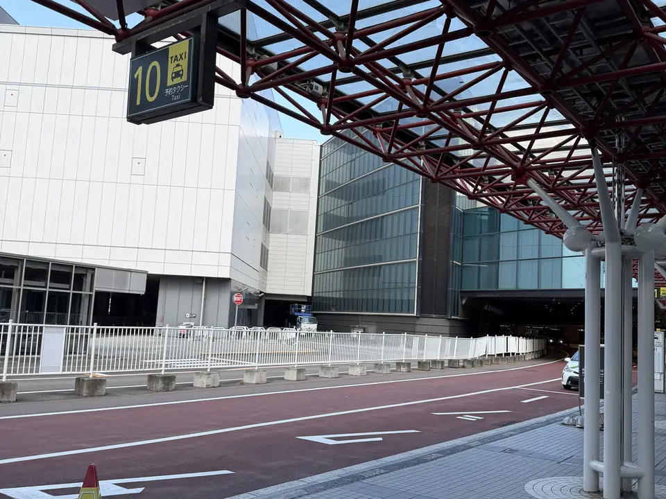 JAL側の予約タクシー乗り場と番号の看板